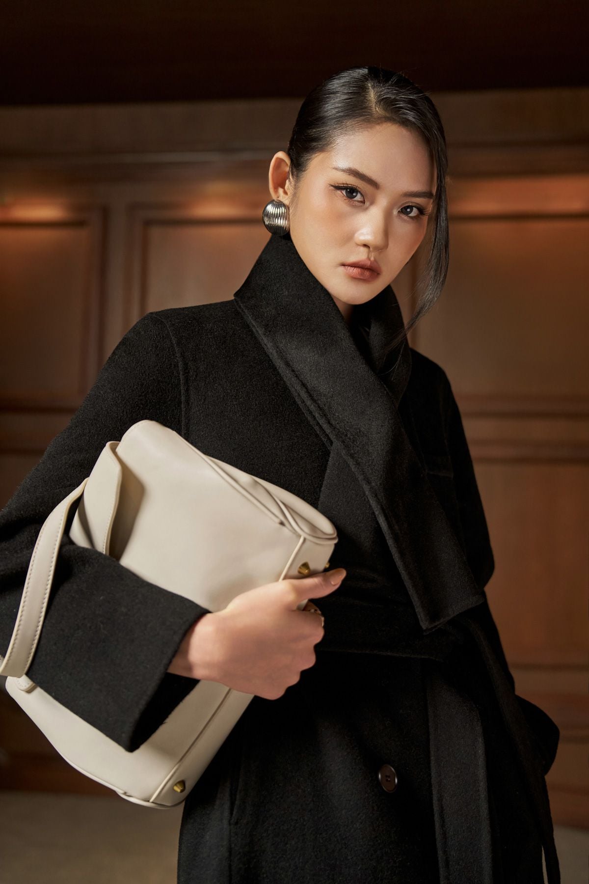 FMO320 - Áo mangto dạ lông cừu cao cấp dáng suông dài cổ áo phối khăn thân áo đính khuy tạo kiểu - PANTIO