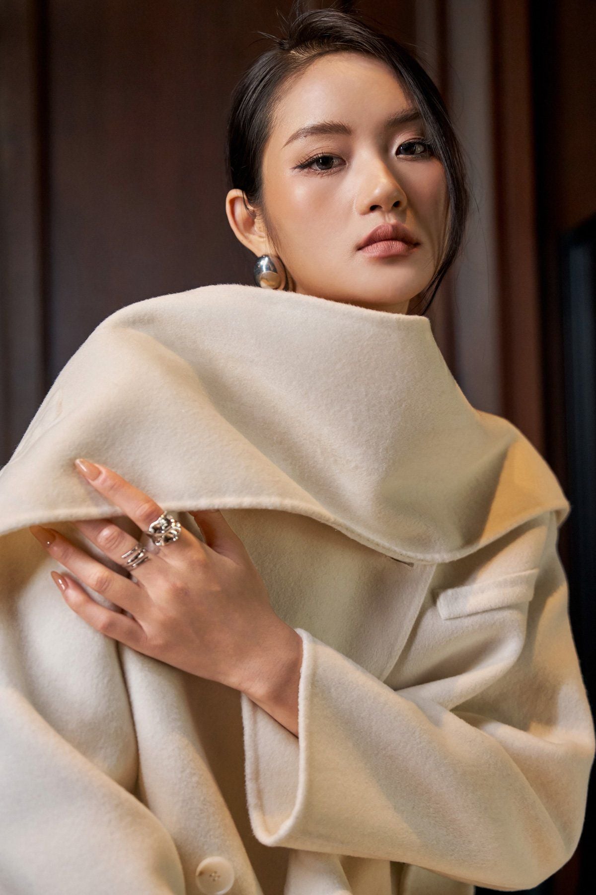 FMO320 - Áo mangto dạ lông cừu cao cấp dáng suông dài cổ áo phối khăn thân áo đính khuy tạo kiểu - PANTIO