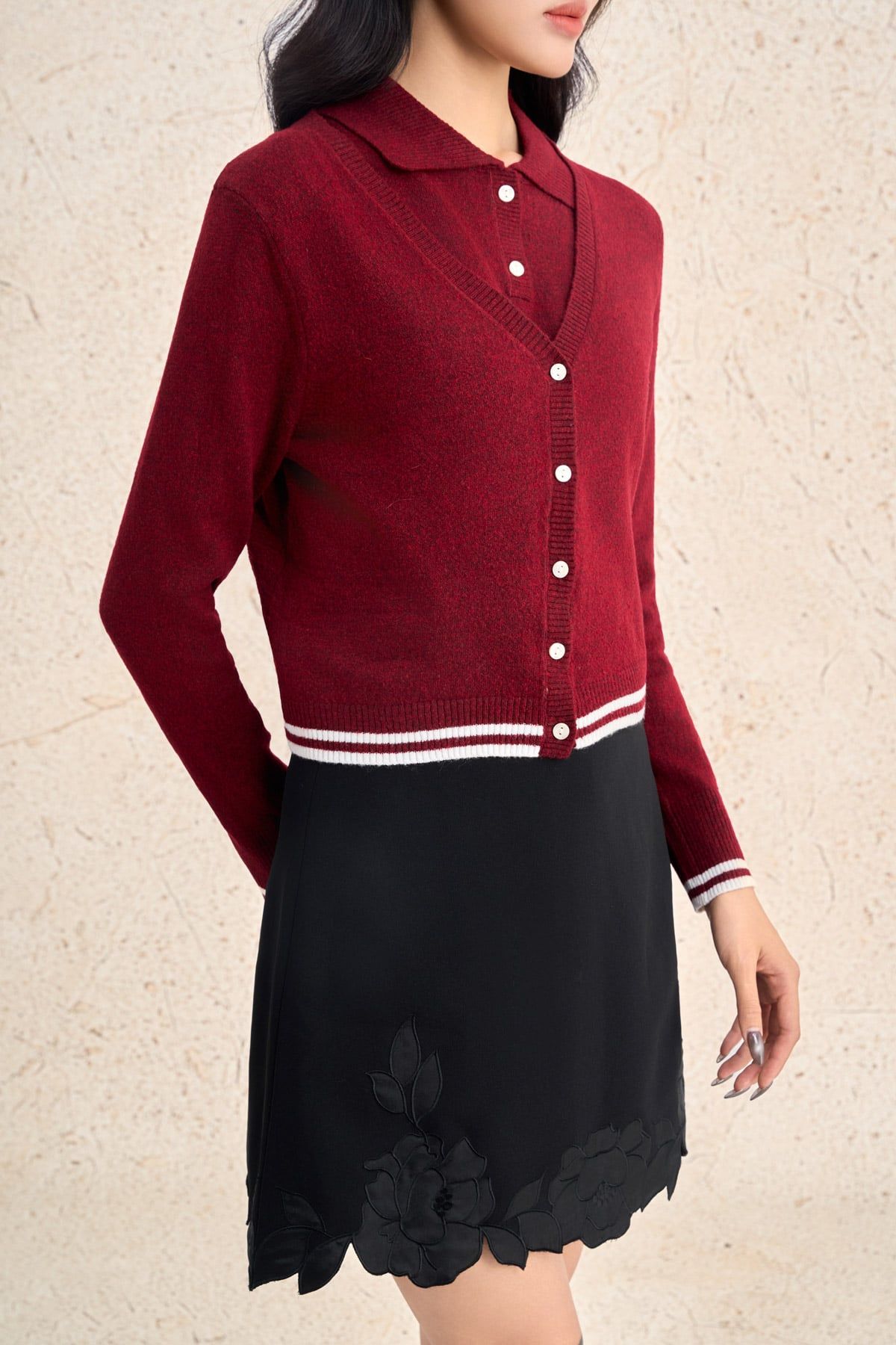 FOL532 - Áo len cao cấp dáng ôm cổ xẻ V tay dài gấu áo phối hoạ tiết đường kẻ tạo kiểu cài khuy thân trước - PANTIO