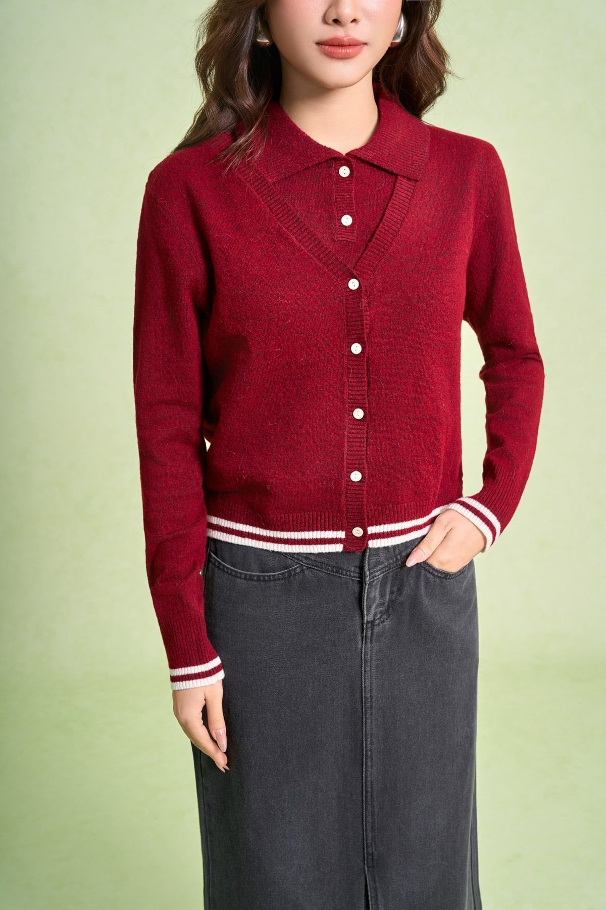 FOL532 - Áo len cao cấp dáng ôm cổ xẻ V tay dài gấu áo phối hoạ tiết đường kẻ tạo kiểu cài khuy thân trước - PANTIO