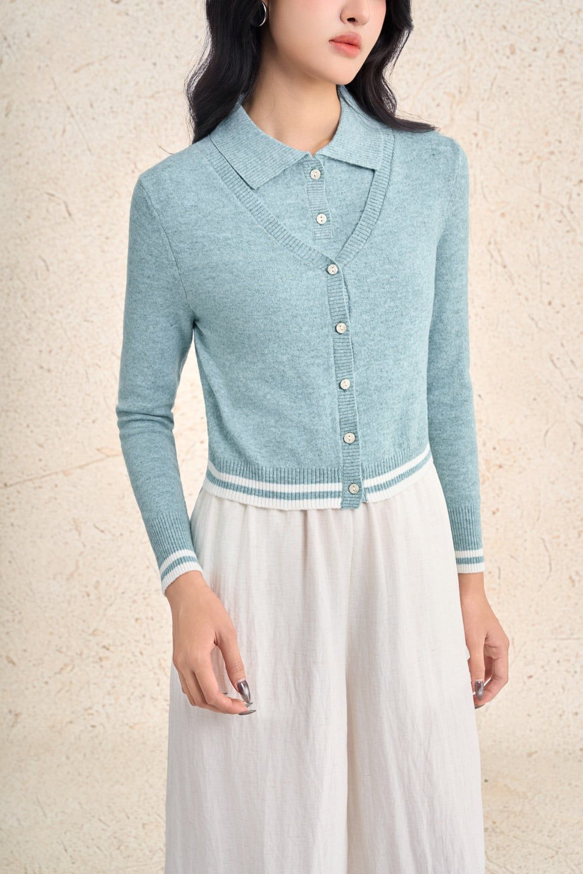 FOL532 - Áo len cao cấp dáng ôm cổ xẻ V tay dài gấu áo phối hoạ tiết đường kẻ tạo kiểu cài khuy thân trước - PANTIO