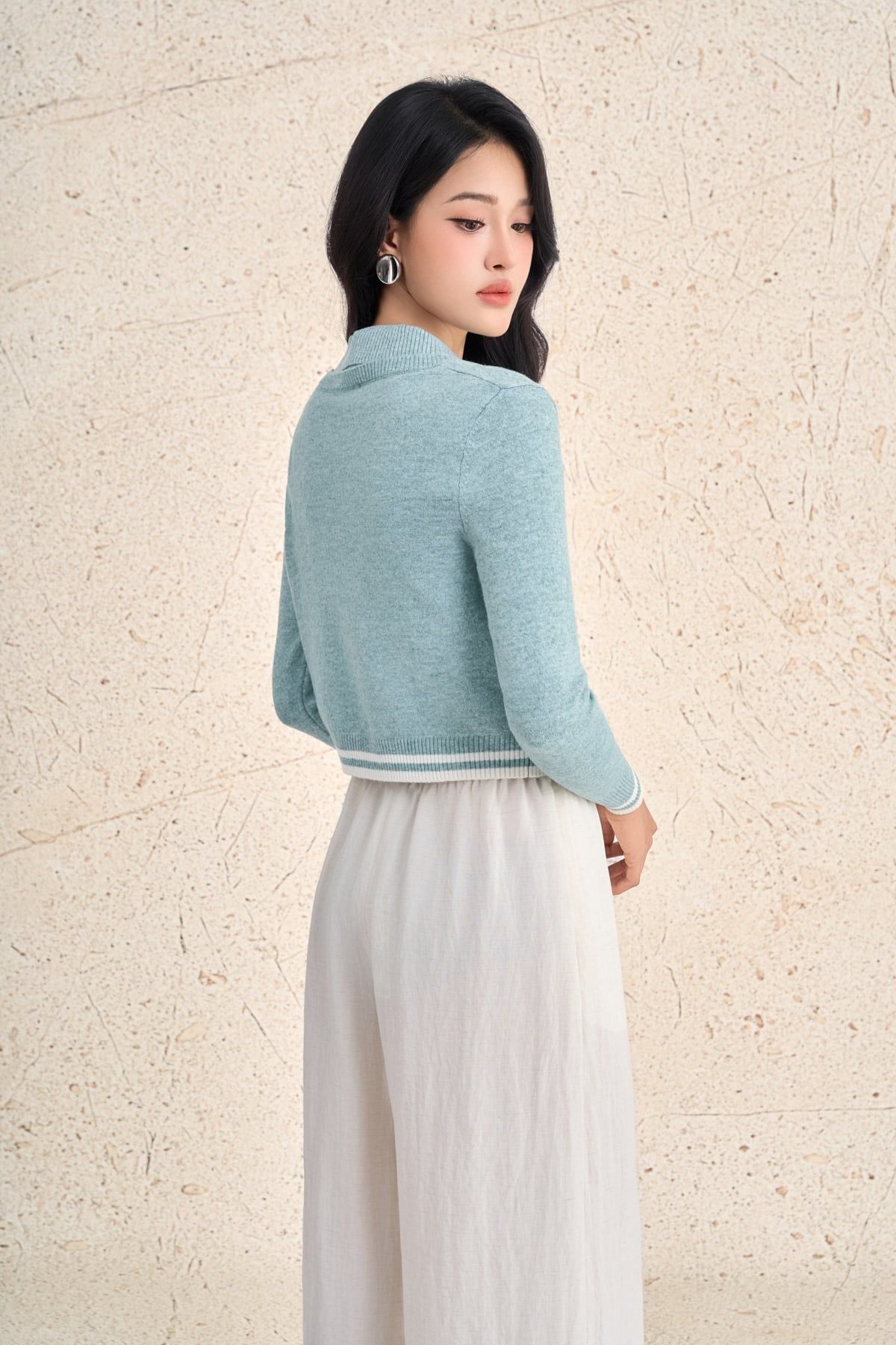 FOL532 - Áo len cao cấp dáng ôm cổ xẻ V tay dài gấu áo phối hoạ tiết đường kẻ tạo kiểu cài khuy thân trước - PANTIO