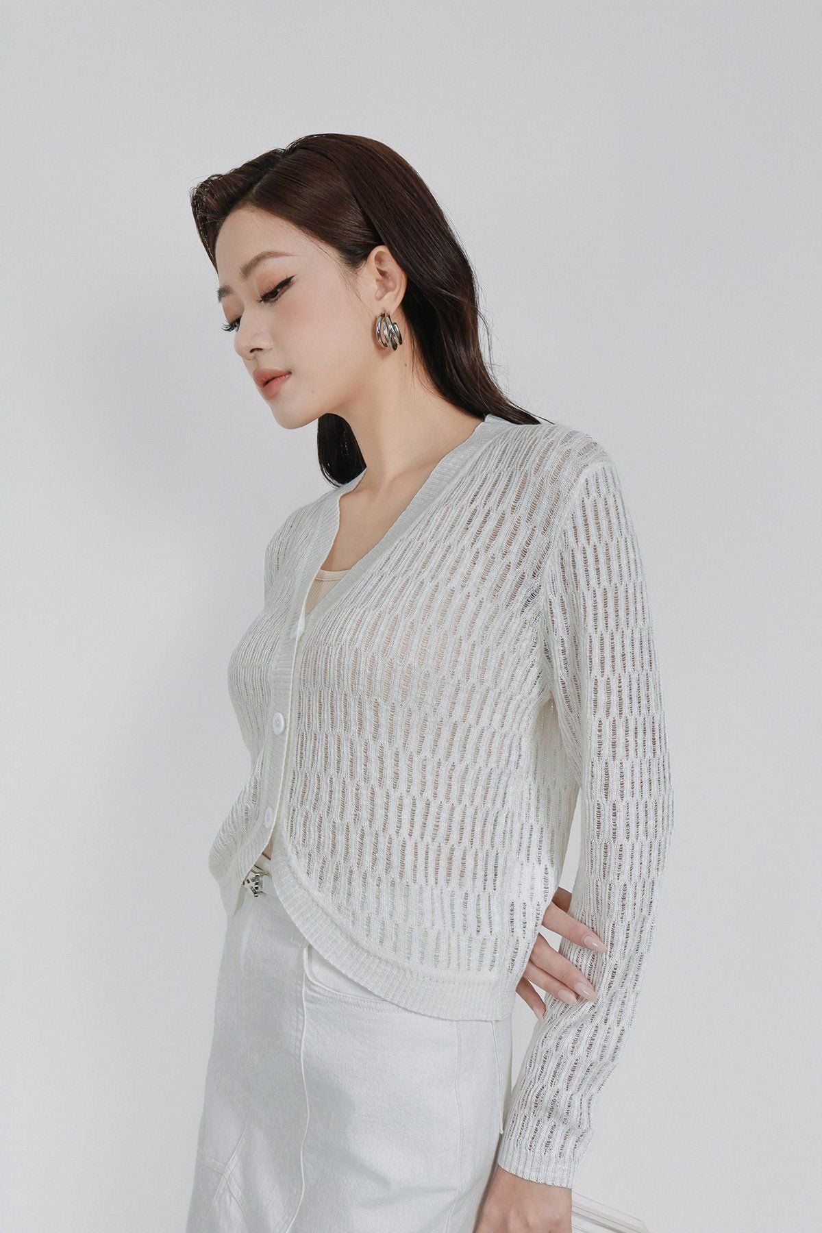 FOL569 - Áo len cao cấp vải len mỏng dáng ôm cổ xẻ V thân áo phối khuy đá thời trang - PANTIO