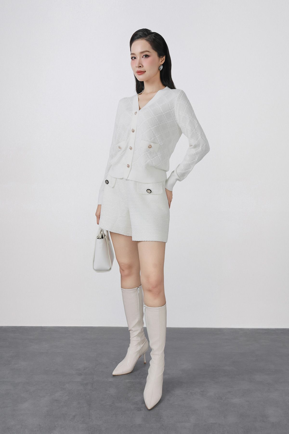 FOL574 - Áo len dệt kim cao cấp dáng suông cổ V thân áo hoạ tiết kẻ trám phối khuy đá thời trang có túi áo - PANTIO