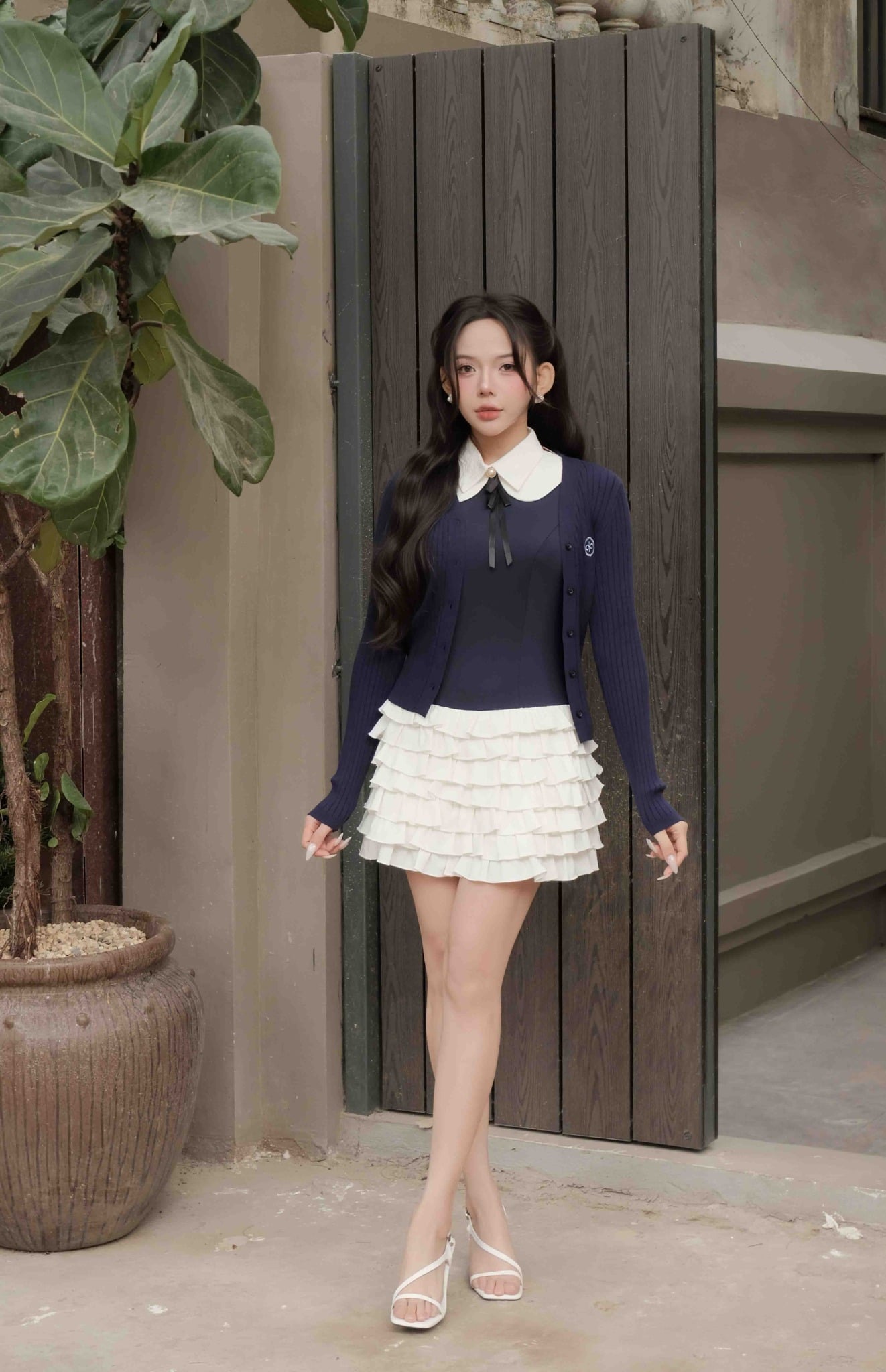 FOL595 - Áo len cao cấp dáng ôm cổ xẻ V tay dài ngực áo thêu hoạ tiết cài khuy thân trước - JAN.