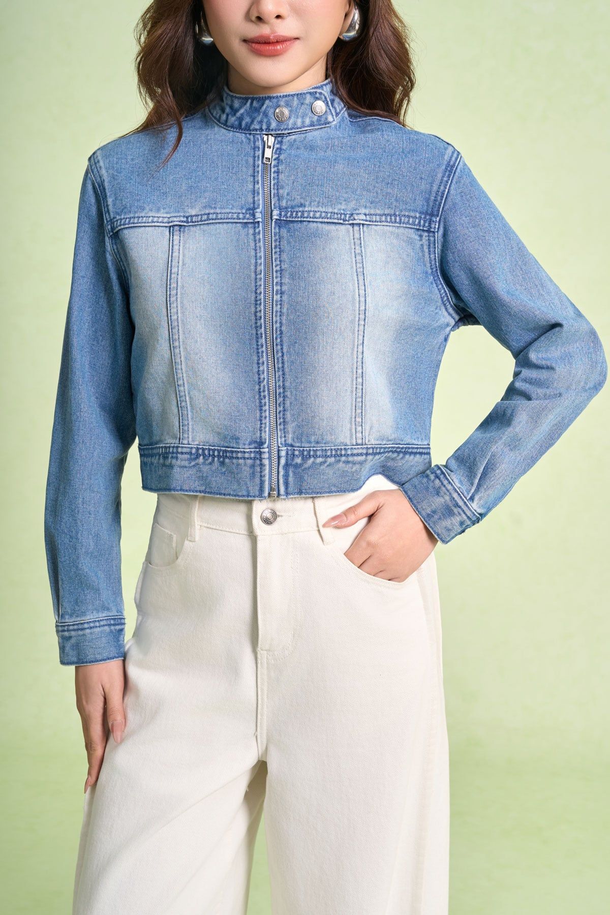 FVO084 - Áo khoác denim cao cấp dáng ngắn cổ cao tay dài thân áo phối khóa kim loại tạo kiểu - PANTIO