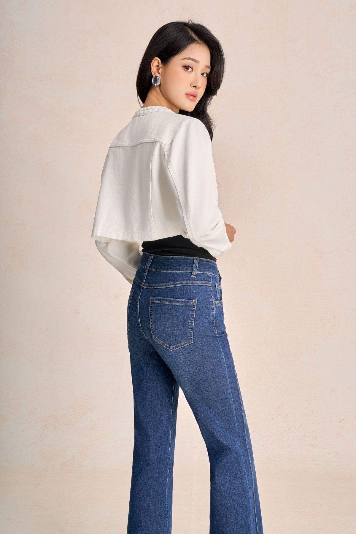 FVO085 - Áo khoác jean dáng croptop cổ tròn tay dài thân áo có túi tạo kiểu - PANTIO