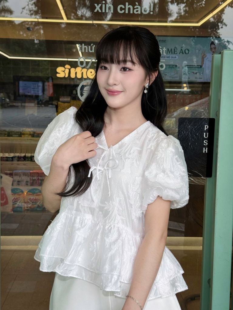 FAK31566 - Áo sơ mi vải tơ nhăn dáng suông cổ xẻ V tay cộc gấu áo phối viền bèo tạo kiểu - JAN.