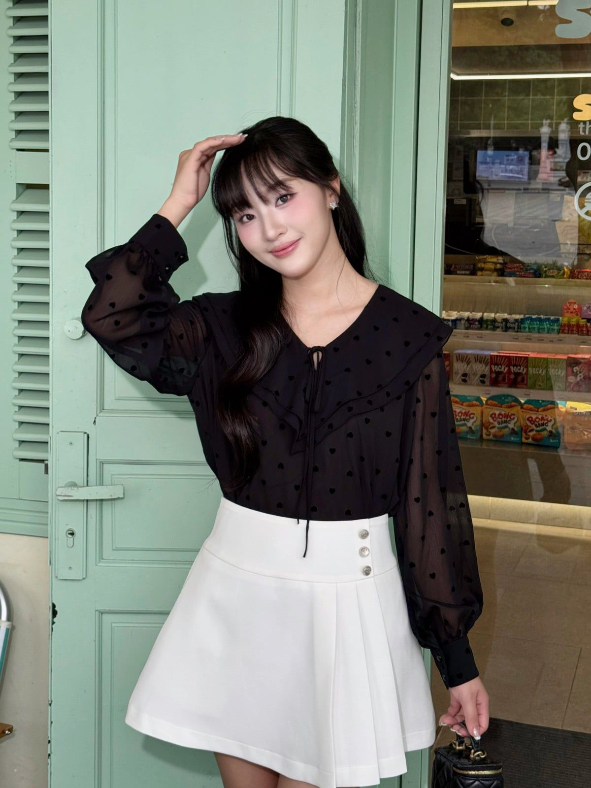 FAS34195- Áo sơ mi công sở vải tơ dáng suông cổ xẻ V đính viền bèo tạo kiểu tay bồng nhẹ phối măng sec thời trang - JAN.