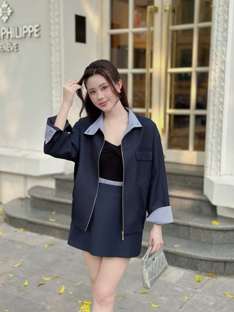 BKM93719 - Áo khoác dạo phố vải demin dáng suông cổ cao tay dài phối măng sec thân áo có khóa kim loại thời trang - JAN.