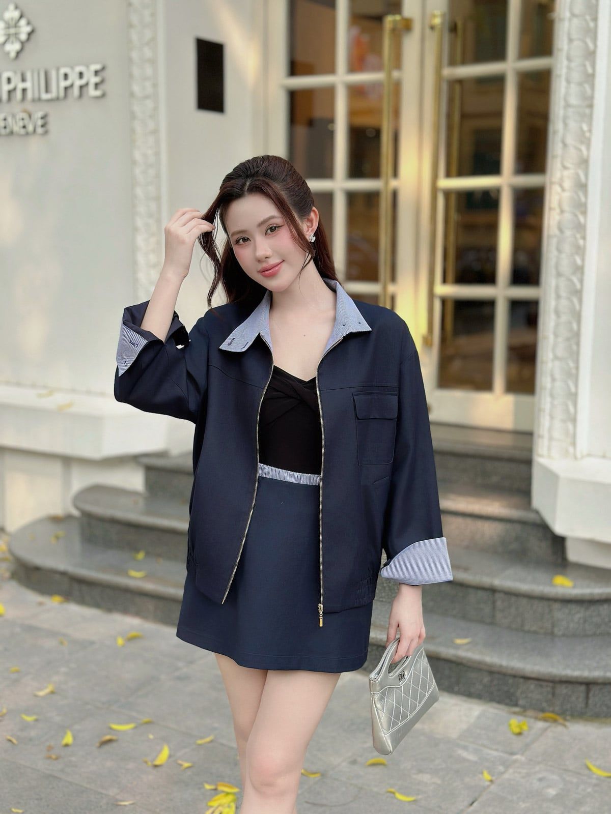 BKM93719 - Áo khoác dạo phố vải demin dáng suông cổ cao tay dài phối măng sec thân áo có khóa kim loại thời trang - JAN.