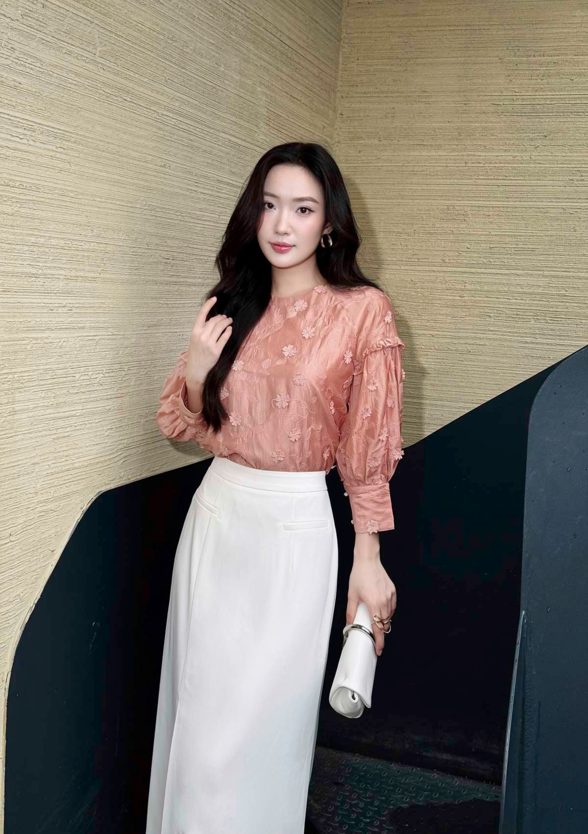 FAS54101 - Áo sơ mi công sở vải tơ đính hoa 3D tạo kiểu cổ tròn tay dài phối măng sec thời trang - PANTIO
