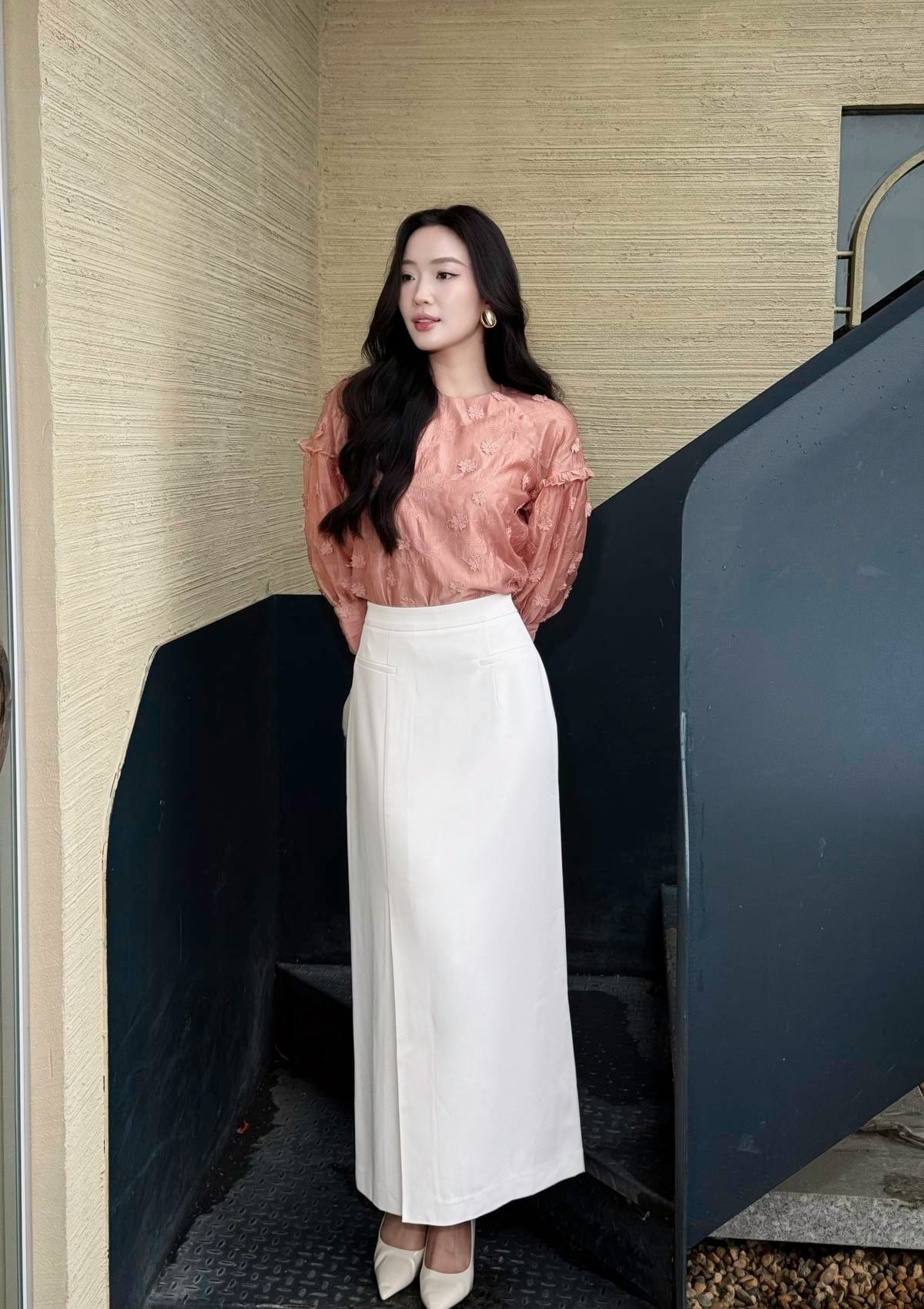 FAS54101 - Áo sơ mi công sở vải tơ đính hoa 3D tạo kiểu cổ tròn tay dài phối măng sec thời trang - PANTIO