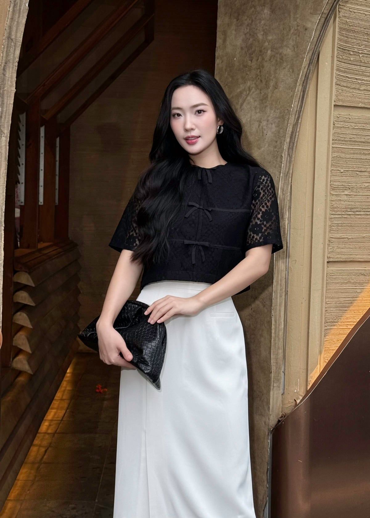 BAS13381 - Áo sơ mi kiểu công sở vải ren hoa dáng croptop cổ tròn tay ngắn thân áo đính nơ tạo kiểu khoá bên hông - PANTIO