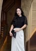 BAS13381 - Áo sơ mi kiểu công sở vải ren hoa dáng croptop cổ tròn tay ngắn thân áo đính nơ tạo kiểu khoá bên hông - PANTIO