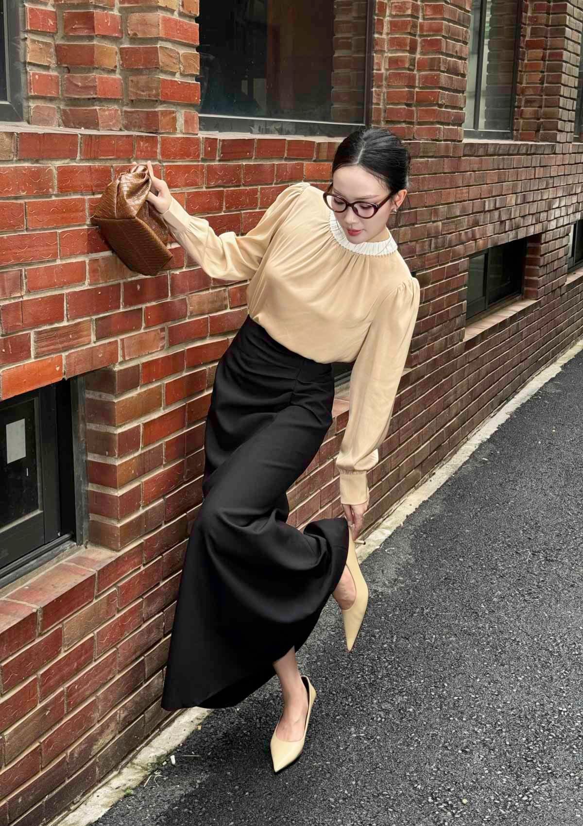 FAS73813 - Áo sơ mi công sở vải lụa tằm dáng suông cổ tròn nhún đính ngọc tạo kiểu tay dài phối măng séc - PANTIO
