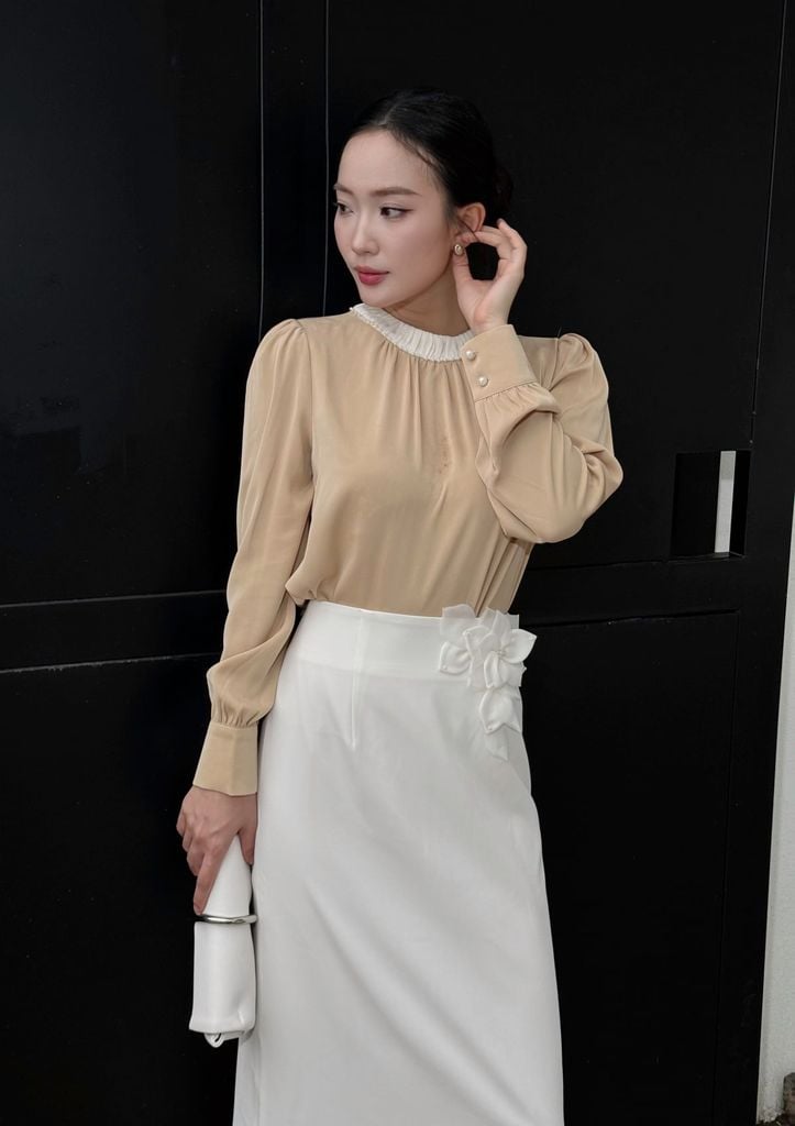 FAS73813 - Áo sơ mi công sở vải lụa tằm dáng suông cổ tròn nhún đính ngọc tạo kiểu tay dài phối măng séc - PANTIO