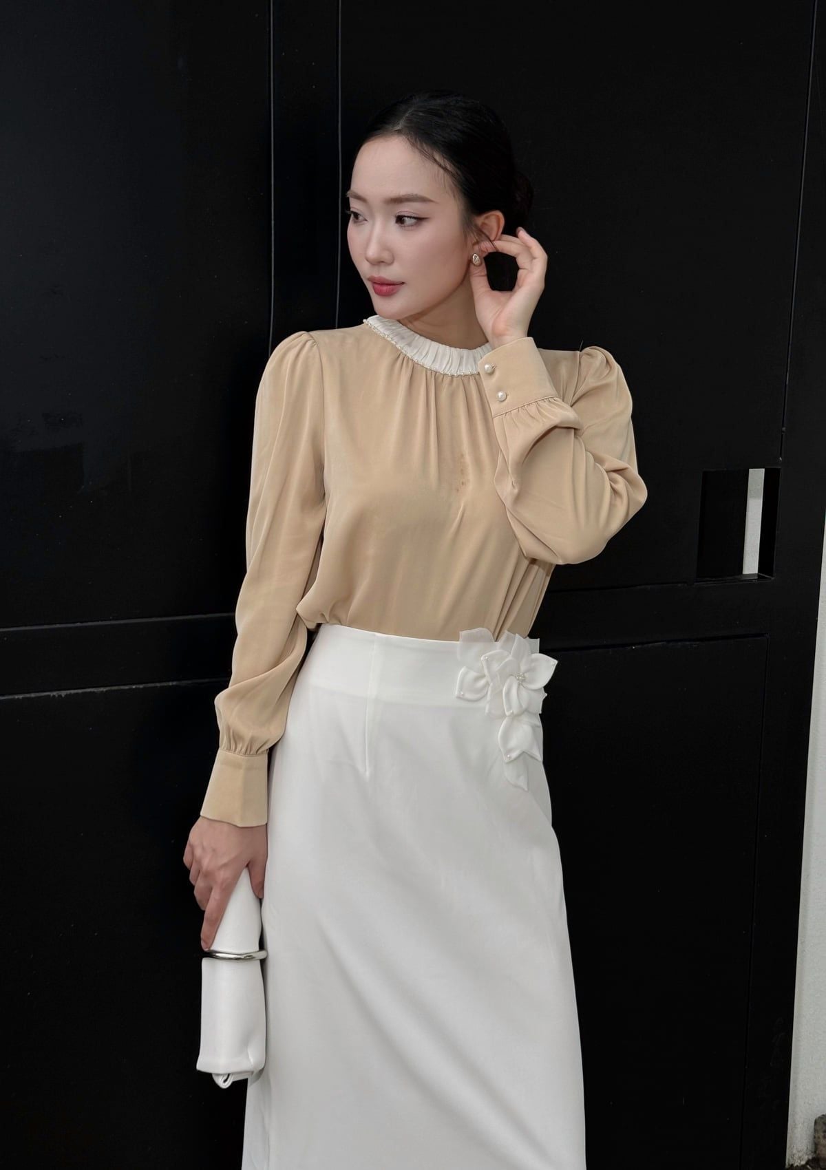 FAS73813 - Áo sơ mi công sở vải lụa tằm dáng suông cổ tròn nhún đính ngọc tạo kiểu tay dài phối măng séc - PANTIO