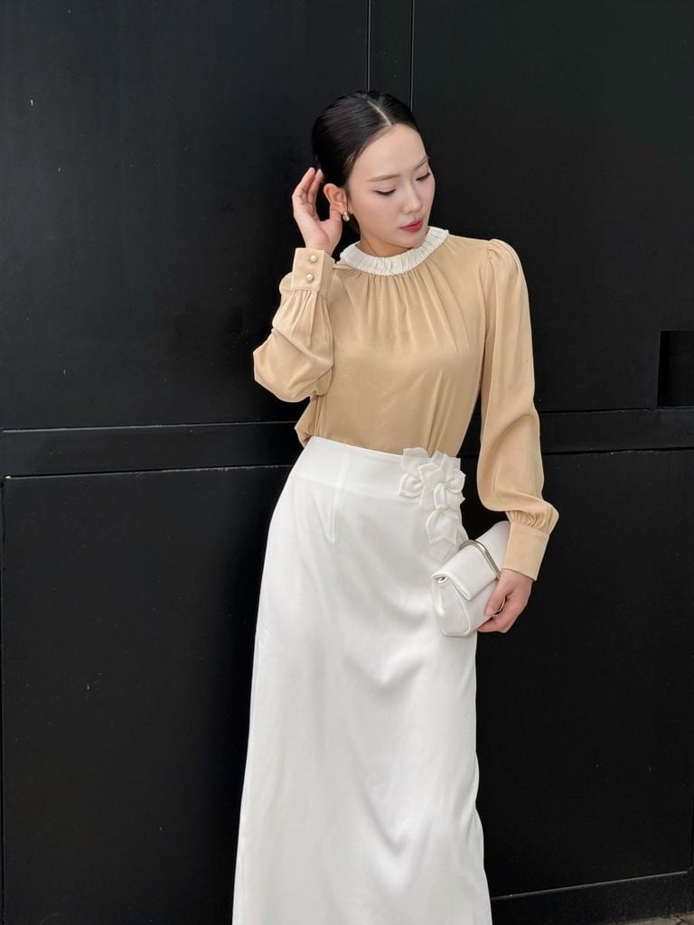 FAS73813 - Áo sơ mi công sở vải lụa tằm dáng suông cổ tròn nhún đính ngọc tạo kiểu tay dài phối măng séc - PANTIO