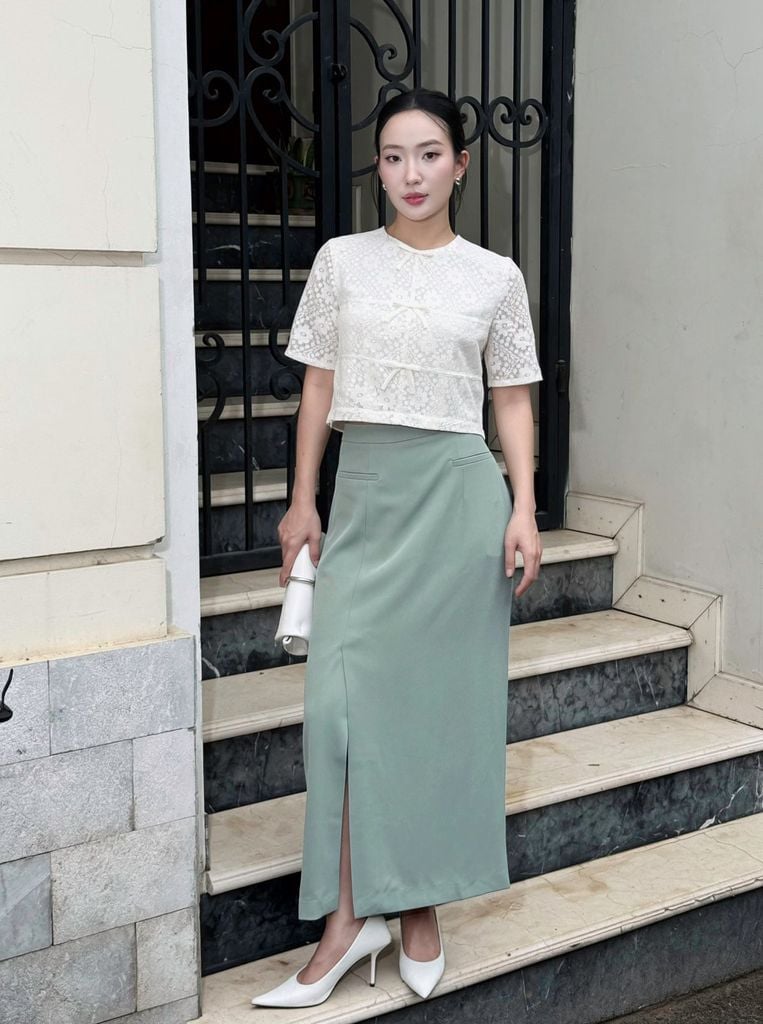 BAS13381 - Áo sơ mi kiểu công sở vải ren hoa dáng croptop cổ tròn tay ngắn thân áo đính nơ tạo kiểu khoá bên hông - PANTIO