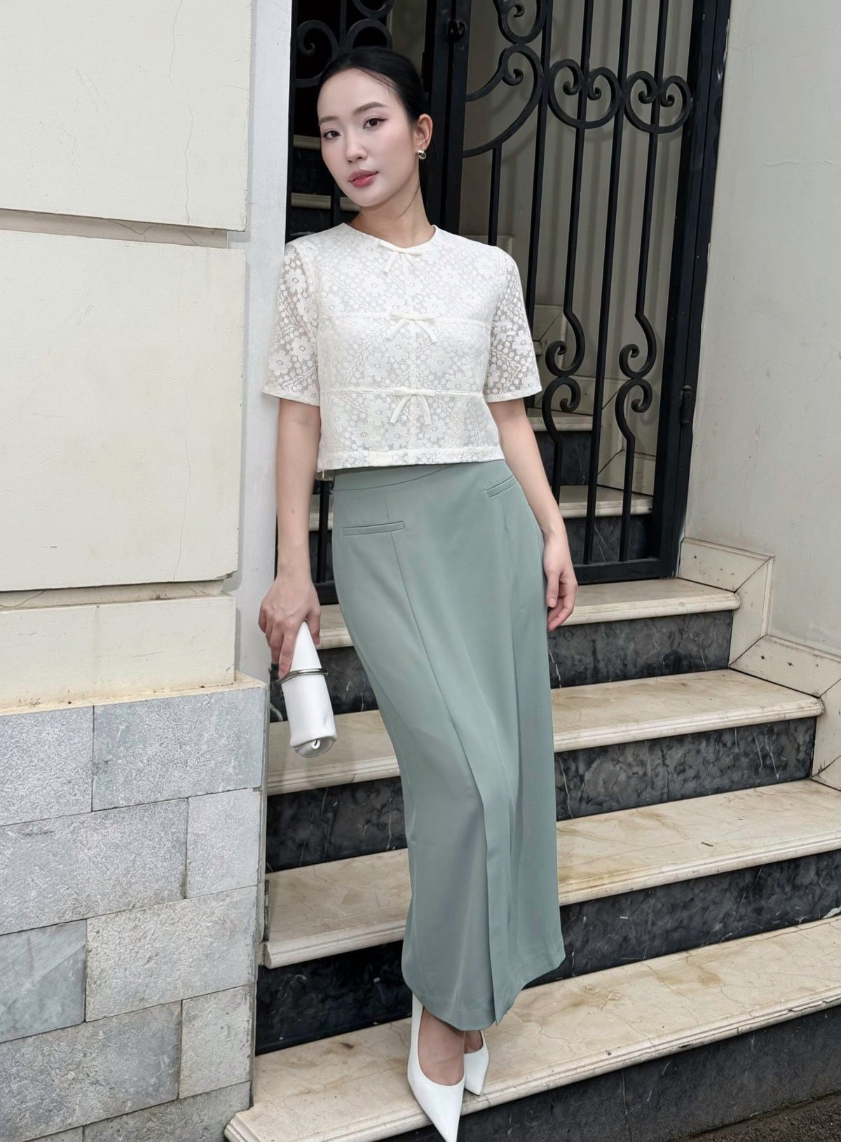 BAS13381 - Áo sơ mi kiểu công sở vải ren hoa dáng croptop cổ tròn tay ngắn thân áo đính nơ tạo kiểu khoá bên hông - PANTIO