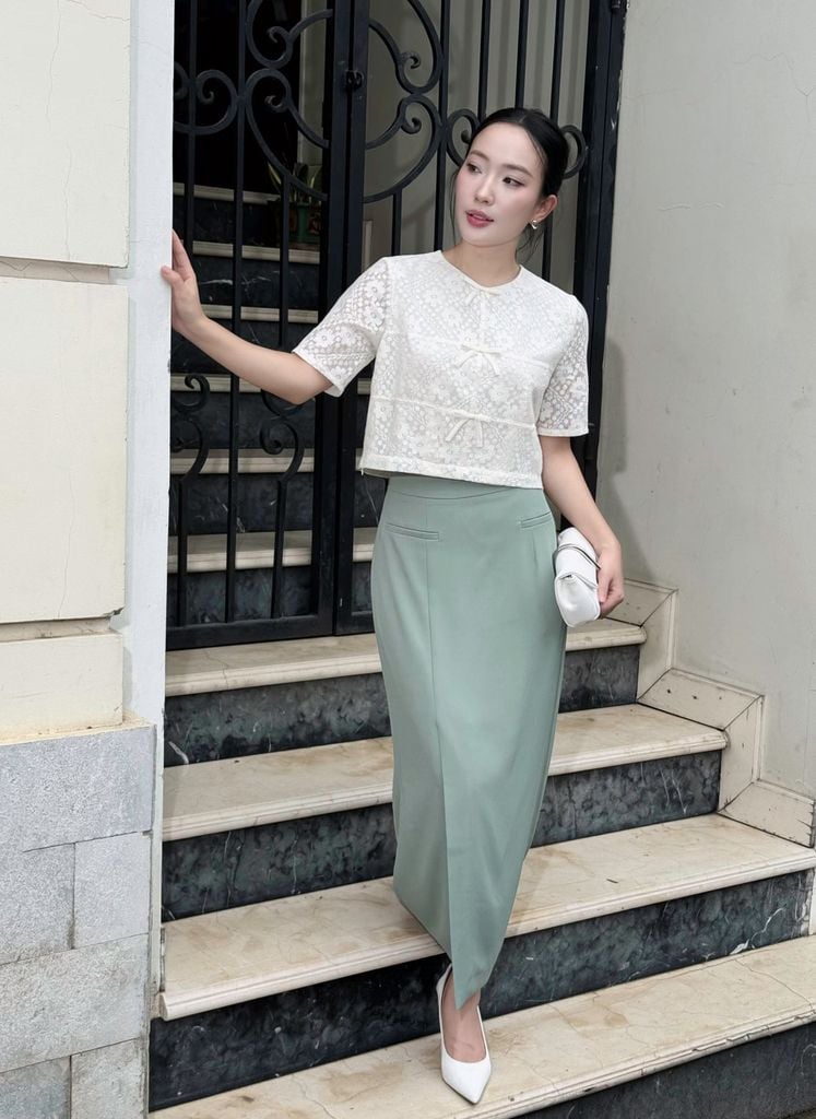 BAS13381 - Áo sơ mi kiểu công sở vải ren hoa dáng croptop cổ tròn tay ngắn thân áo đính nơ tạo kiểu khoá bên hông - PANTIO