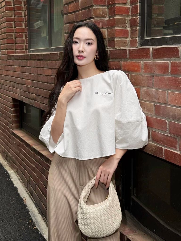 FAS34006 - Áo sơ mi công sở vải thô kate dáng croptop tay lửng ngực áo hoạ tiết thời trang - PANTIO