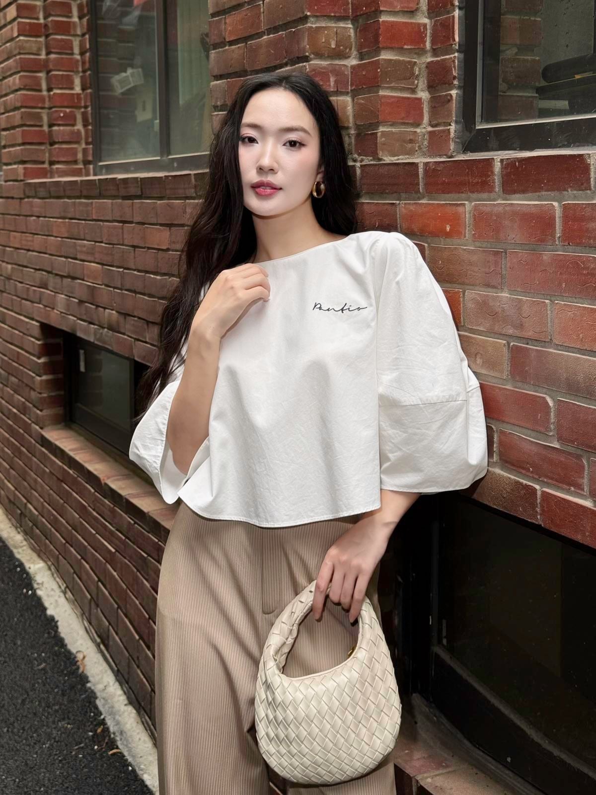 FAS34006 - Áo sơ mi công sở vải thô kate dáng croptop tay lửng ngực áo hoạ tiết thời trang - PANTIO