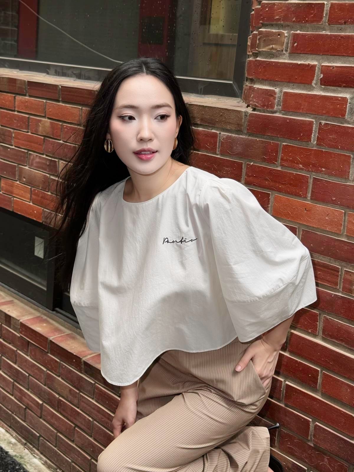 FAS34006 - Áo sơ mi công sở vải thô kate dáng croptop tay lửng ngực áo hoạ tiết thời trang - PANTIO