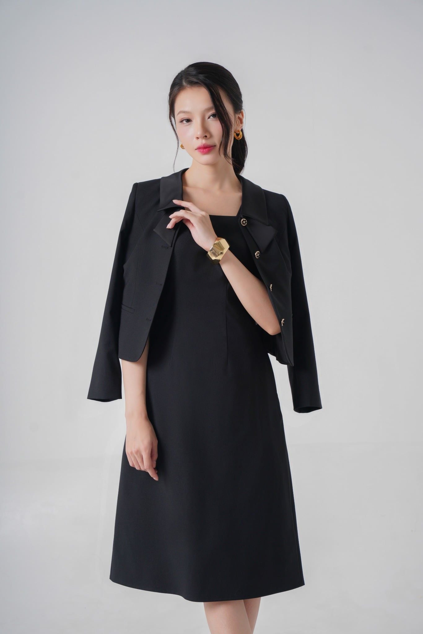 Bộ áo khoác đầm nữ GrusZ mã 030225111GZT NT016