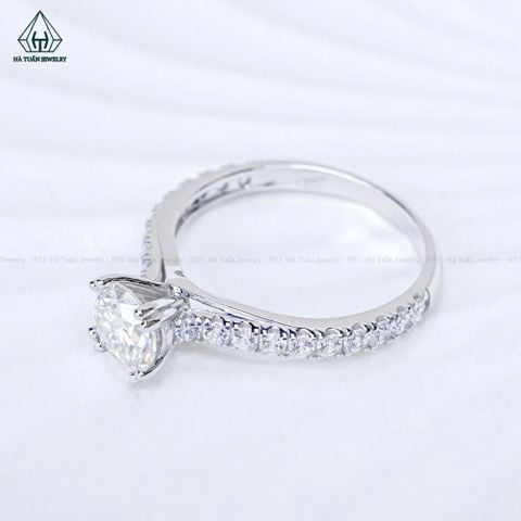 RX443 FULL MOIS 6.5mm Nhẫn nữ viền đá chấu đôi