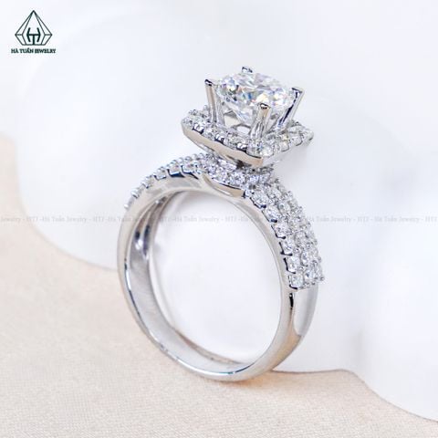 RX772 FULL MOIS 7.2mm Nhẫn nữ halo vuông
