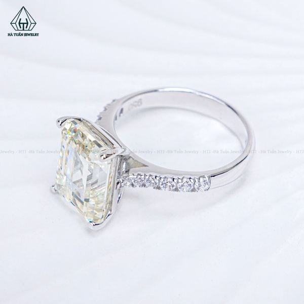  R962 Nhẫn nữ Emerald 10*12 vàng 