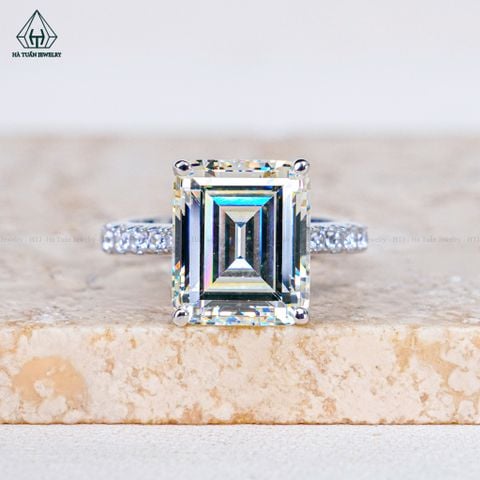 R962 Nhẫn nữ Emerald 10*12 vàng