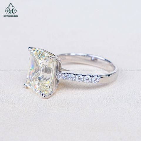 R962 Nhẫn nữ Emerald 10*12 vàng