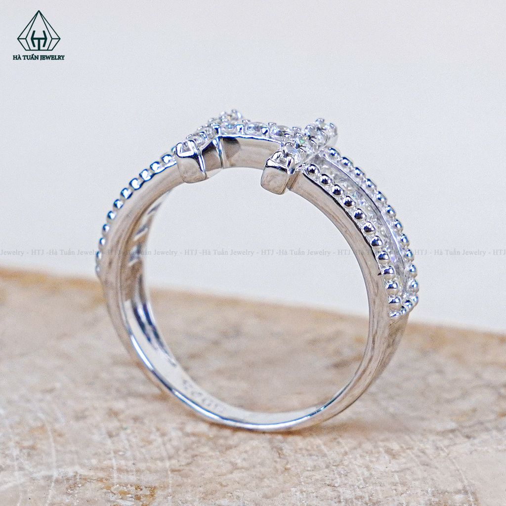 R011 Nhẫn nữ chữ H