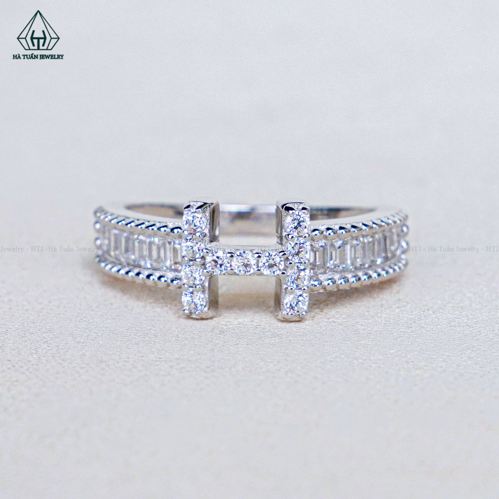 R011 Nhẫn nữ chữ H