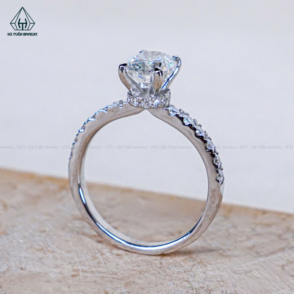 RX665 FULL MOIS Oval 6*8mm Nhẫn nữ