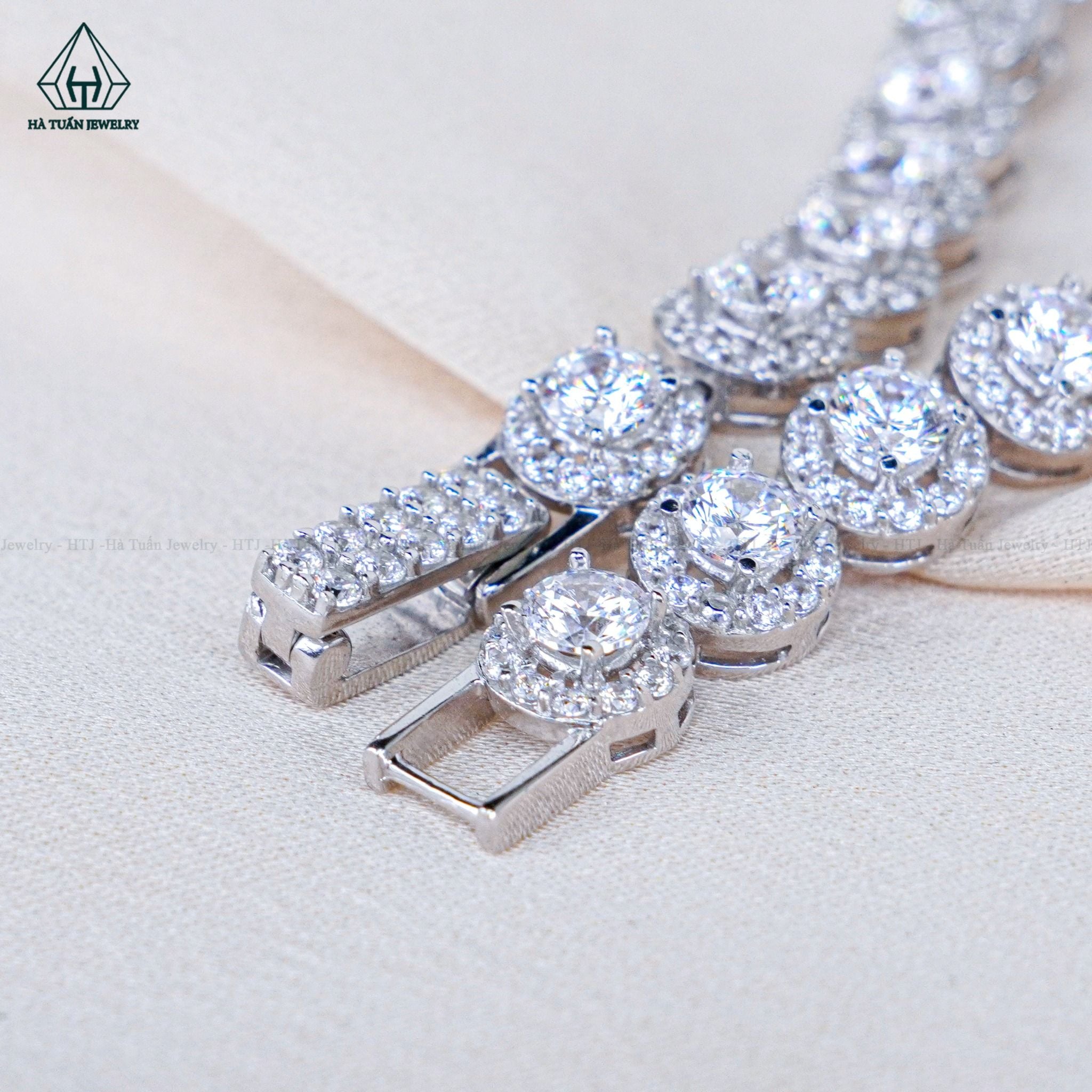  B038 Lắc tay halo tròn đá 