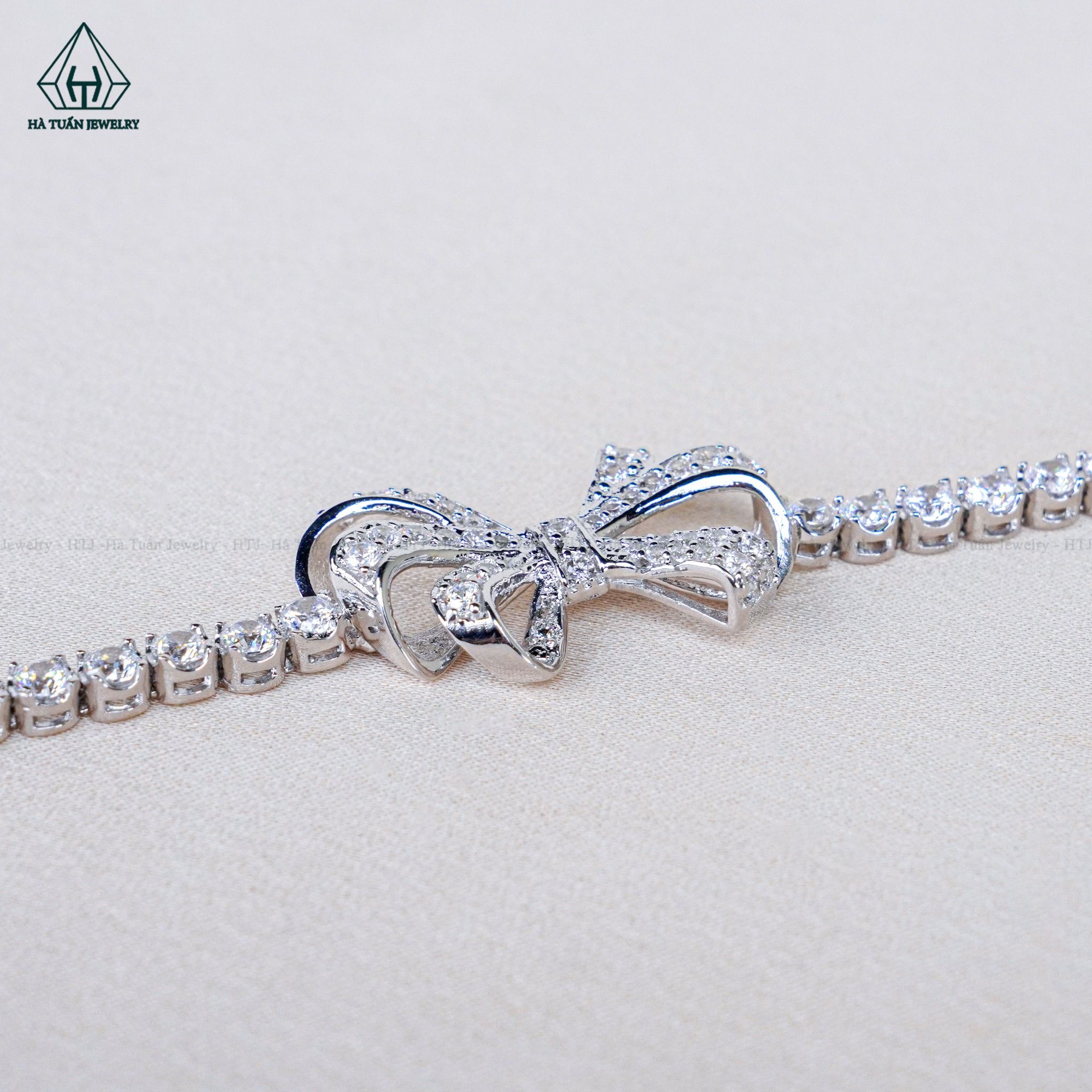  B039 Lắc tay nơ full đá 