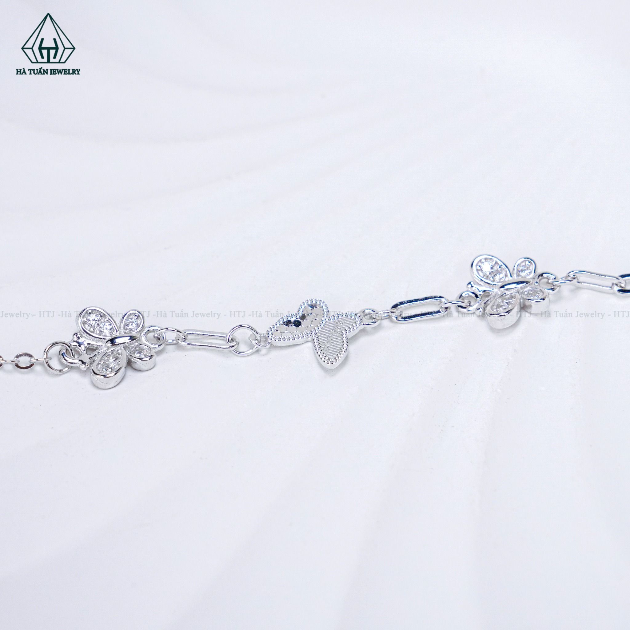  B040 Lắc tay bướm 