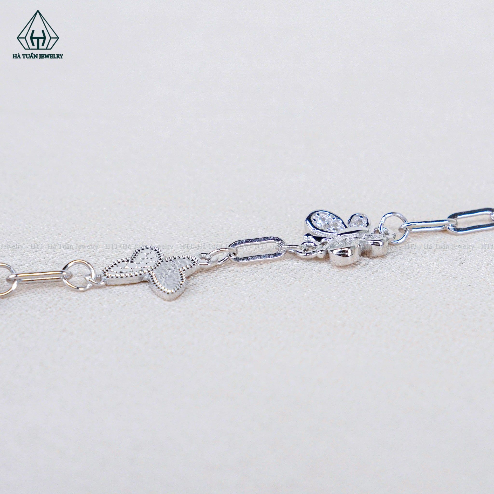  B040 Lắc tay bướm 