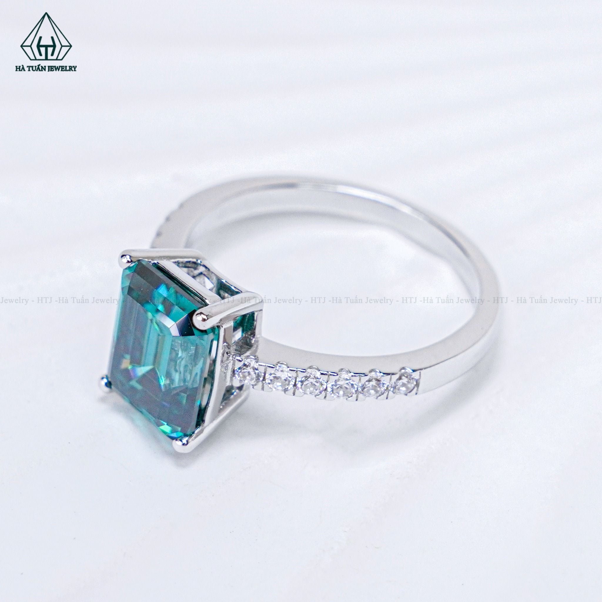  RX592 Nhẫn nữ  Emerald 7*9mm đai 1 hàng đá 