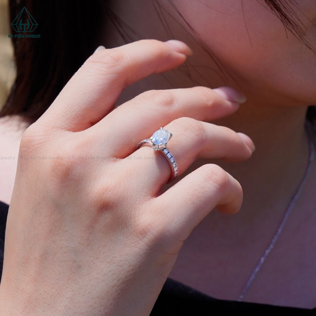 RX665 FULL MOIS Oval 6*8mm Nhẫn nữ