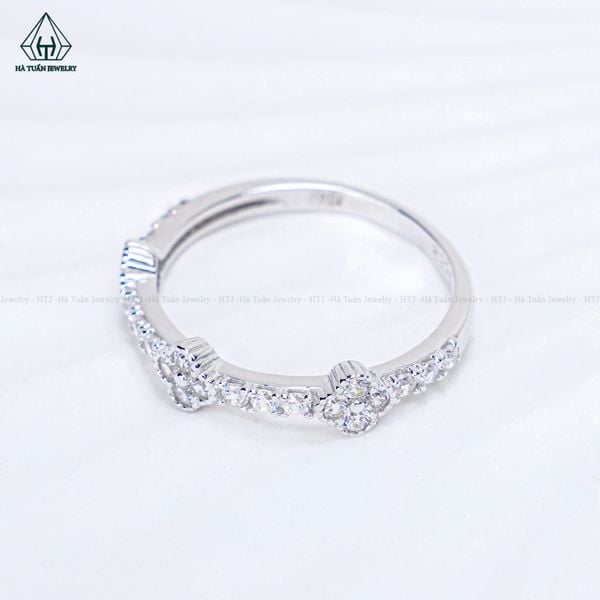  R025 Nhẫn nữ hoa 4 cánh đính đá 