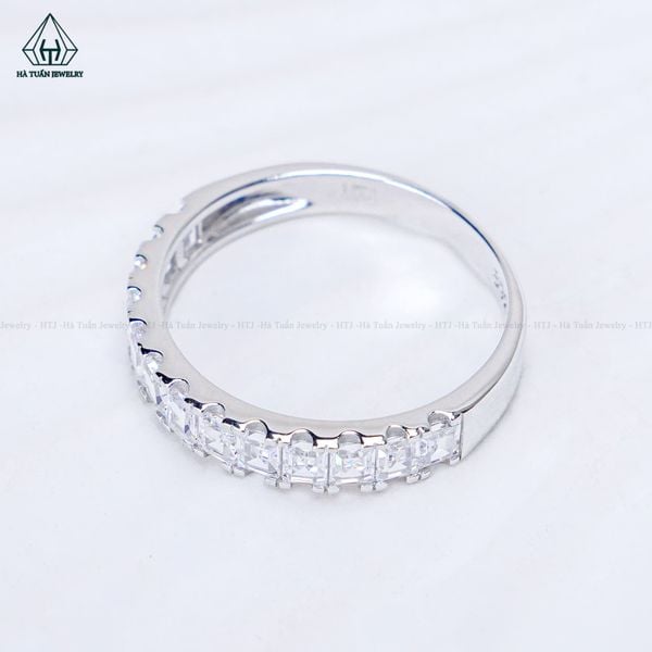  R026 Nhẫn nữ baguette nửa hàng 