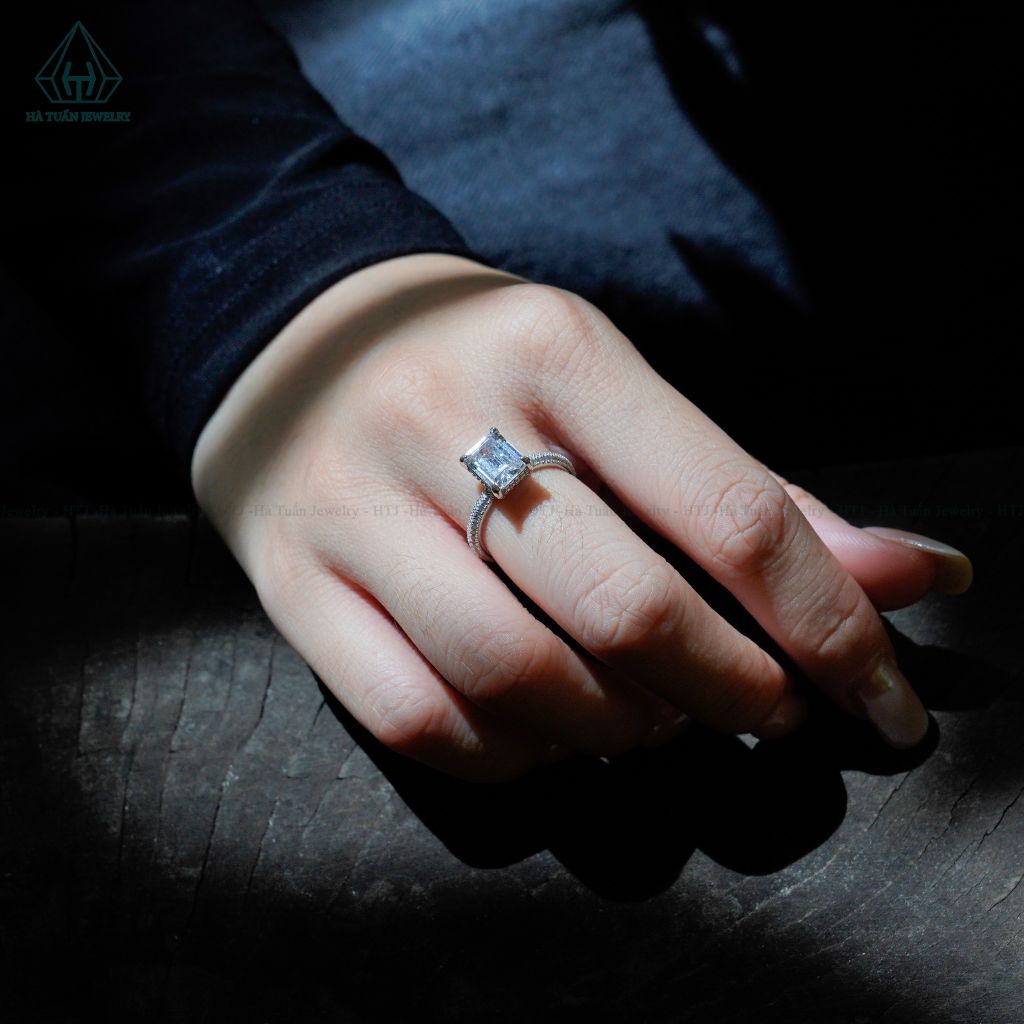 R990 7*9mm Nhẫn nữ Emerald full vành đá