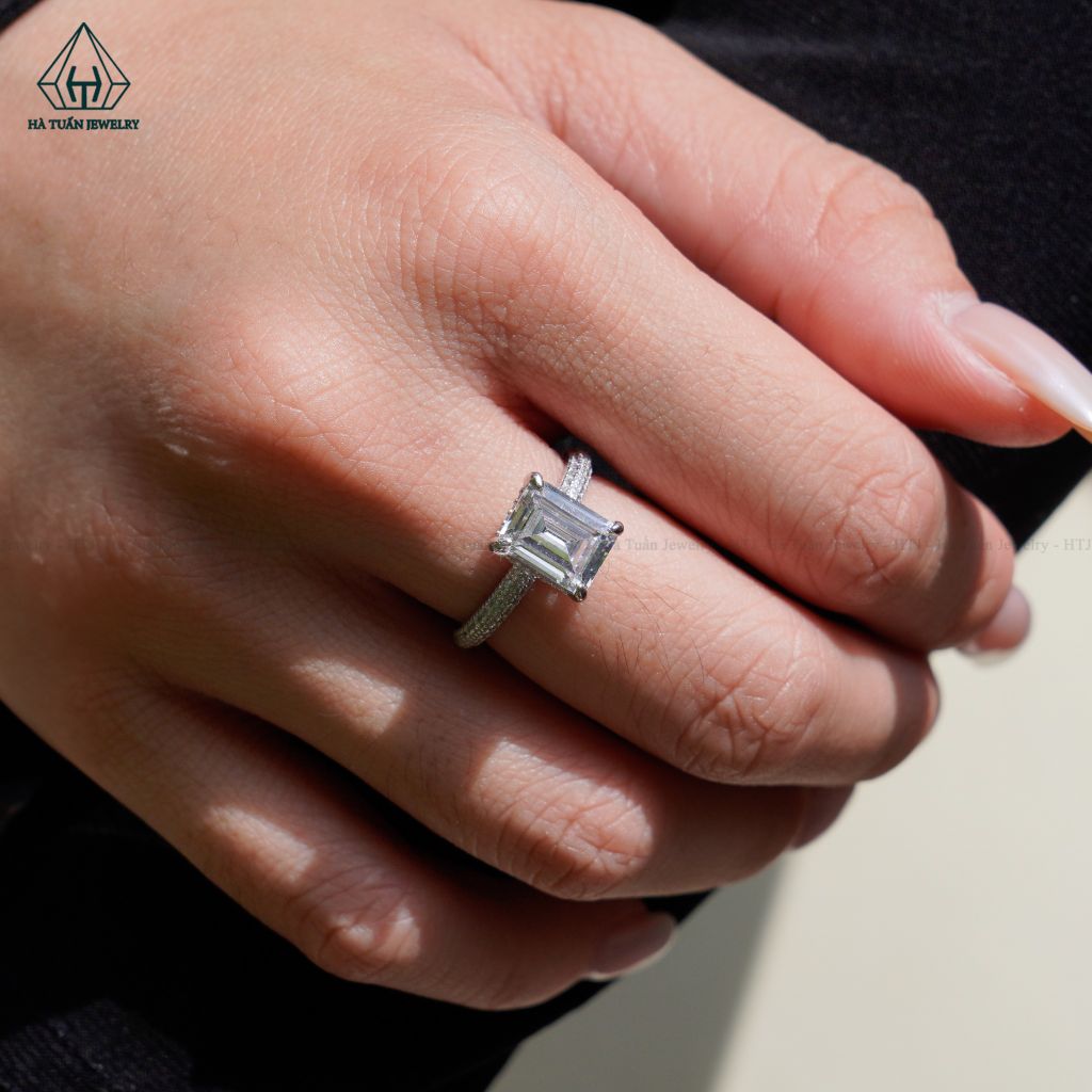R990 7*9mm Nhẫn nữ Emerald full vành đá