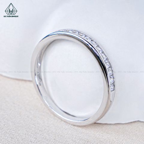 R978 Nhẫn nữ nửa hàng đá chìm (Bản 2.6mm)
