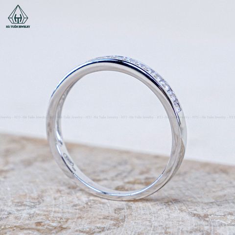 R978 Nhẫn nữ nửa hàng đá chìm (Bản 2.6mm)